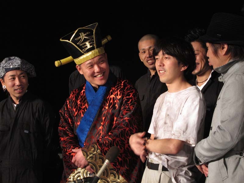 会見の様子。