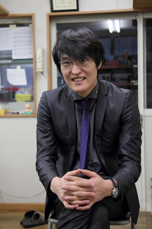 主演ドラマ「ミナミの帝王」第3弾の撮影がスタートした千原ジュニア。(c)KTV