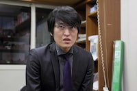 撮影の意気込みを語る千原ジュニア。(c)KTV