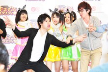 オリエンタルラジオ藤森（右端）の見せ場を横取りしようとする平成ノブシコブシ吉村（左）。