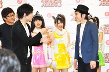 会見中に対峙する平成ノブシコブシ吉村（前方左）としずる村上（前方右）。