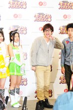 「頑張ってる人へのメッセージ」を実演するも、セリフを噛んでしまったオリエンタルラジオ藤森（中央）。