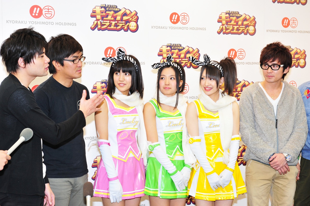 会見後の囲み取材の様子。小野（右から2人目）が吉村について「朝からテンションが高めで“カミカミ”で大丈夫かなと思った」と語ると、吉村は「なんでそんな毒を？」と戸惑っていた。