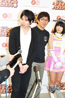 「ノブコブ＆ゼブラ天使（エンジェル）のキュイン×2バラエティ」MCの平成ノブシコブシ。