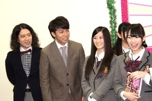 ピースとNMB48上西恵、小笠原茉由（左から）。