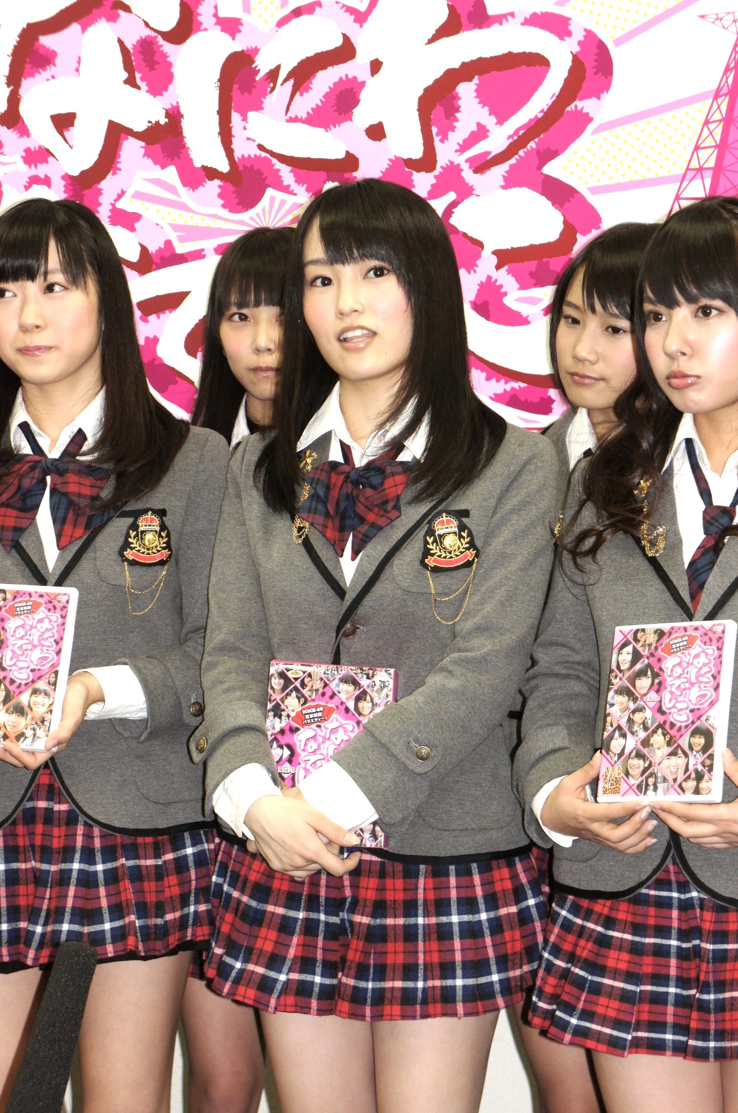 山本彩（中央）らNMB48メンバー。