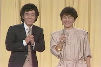 司会の山田康雄と中尾ミエ。(c)NTV