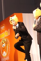 一発ギャグとして「信じられないかも知れませんが、小学生の頃まではわんぱくだったんです」と述べたPOISON GIRL BAND吉田。