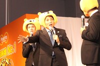 サバンナ八木（中央）。