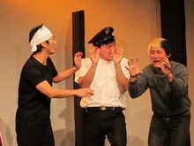 元ひきこもりのヒロシと駐在の春日は思わぬ趣味が合い、互いに対抗。