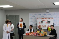 「47ご当地展～ウィンターコレクション～」第5弾「日本のラーメン大集合！」の会見。（c）吉本興業