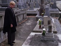 三重・仏性院墓地にて、“桂”姓の祖である初代・桂文治の墓参りを行った三重県2代目住みます芸人の桂三輝。(c)吉本興業