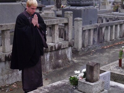 三重・仏性院墓地にて、“桂”姓の祖である初代・桂文治の墓参りを行った三重県2代目住みます芸人の桂三輝。(c)吉本興業