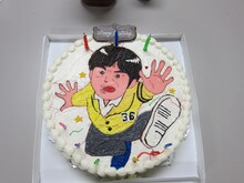 収録の前日が誕生日だったバカリズム。収録後スタッフからサプライズのバースデーケーキがプレゼントされた。