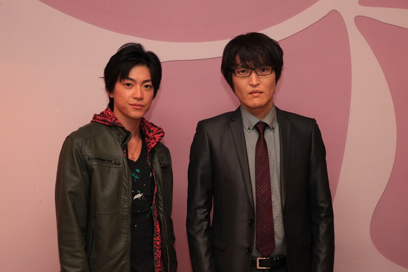 2012年1月7日放送の「新・ミナミの帝王『竜一の恋（仮）』」（関西テレビ）に出演する千原ジュニアと大東駿介 。(c)KTV