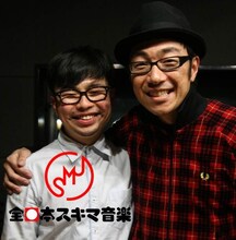 左から浜野謙太、東京03角田。