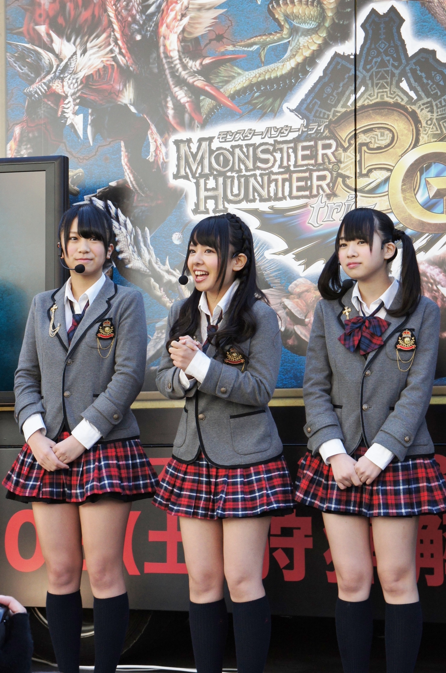 NMB48（左から福本愛菜、山田菜々、小笠原茉由）。
