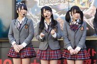 NMB48（左から福本愛菜、山田菜々、小笠原茉由）。