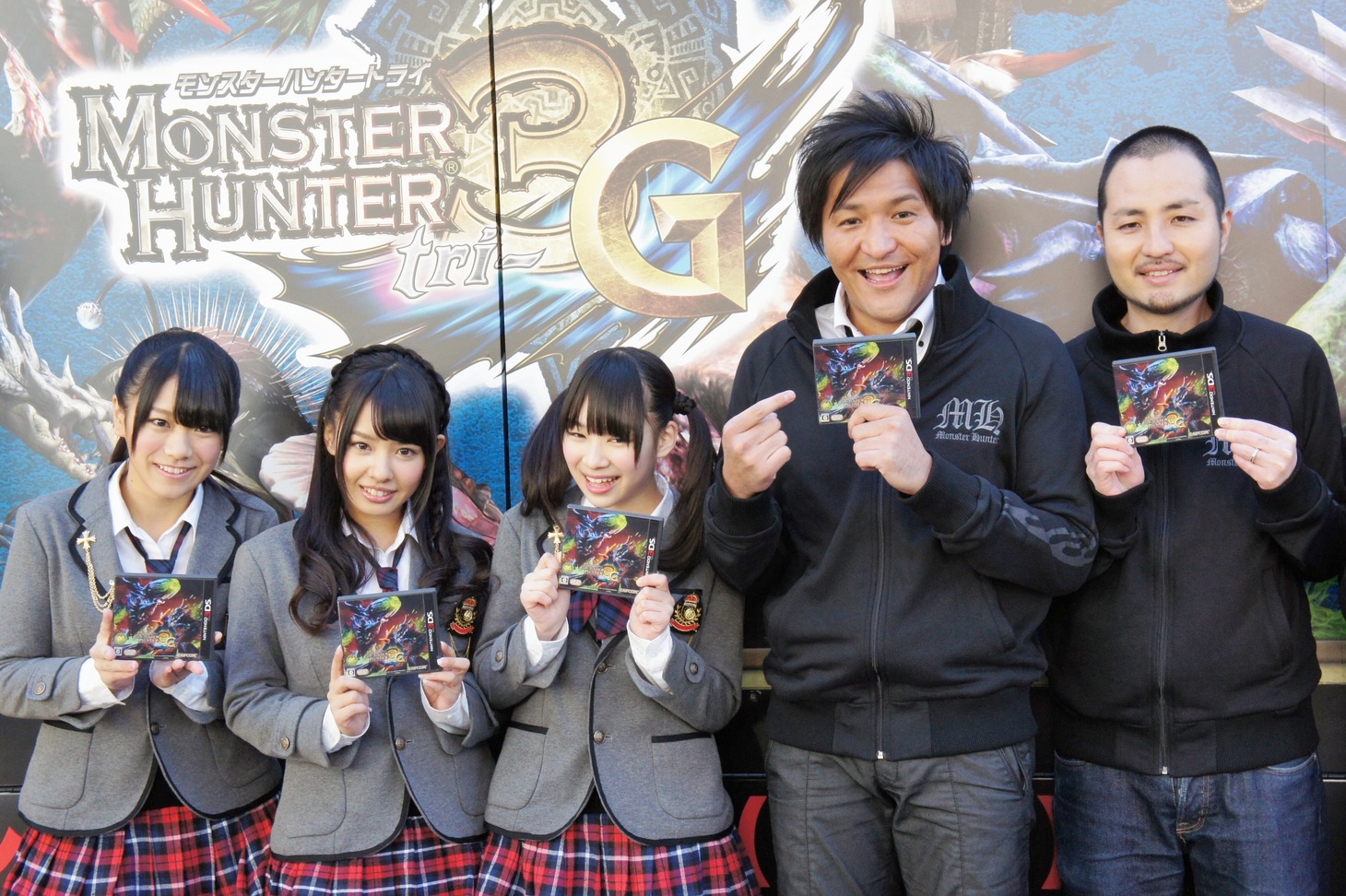 ニンテンドー3DS専用ゲームソフト「モンスターハンター3（トライ）G」の発売記念イベントに登場した、NMB48（福本愛菜、山田菜々、小笠原茉由）と、スリムクラブ（左から）。