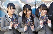 NMB48（左から福本愛菜、山田菜々、小笠原茉由）。