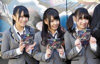 NMB48（左から福本愛菜、山田菜々、小笠原茉由）。