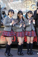 NMB48（左から福本愛菜、山田菜々、小笠原茉由）。