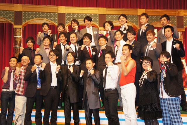 「THE MANZAI 2011」で決勝大会に進出し“日本でもっとも面白い漫才師”を目指す芸人たちと、決勝の生放送で司会を務めるナインティナイン（前列中央）。