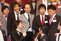 決勝大会に進出するコンビの中で唯一の「M-1」チャンピオン・パンクブーブー（後列右）について「プレッシャーがあるかも」と話すナインティナイン（前列）。