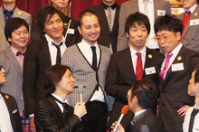 決勝大会に進出するコンビの中で唯一の「M-1」チャンピオン・パンクブーブー（後列右）について「プレッシャーがあるかも」と話すナインティナイン（前列）。