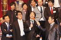 矢部（前列右から2人目）のプライベートを追及する岡村（前列右）。