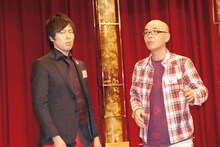 ウーマンラッシュアワー村本（左）におもわぬ濡れ衣を着せられたHi-Hi岩崎（右）。