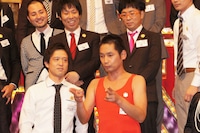 取材会の間、エルシャラカーニ（前列）をしきりにいじっていたパンクブーブー（後列）。