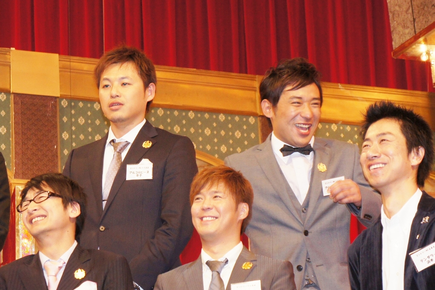 アルコ＆ピース（後列）。