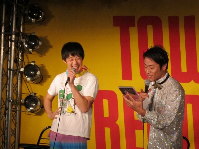 東京・タワーレコード渋谷店B1イベントスペース STAGE ONEにて、DVD「佐久間一行単独ライブDVD～15周年全国ツアー くるっと平和解決～」発売記念イベントを行なった佐久間一行。司会は永井佑一郎。