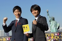 来年2012年に向けて「単独ライブ」「全国ツアー」「世界ツアー」「金髪」と4つのマニフェストを掲げたジャルジャル。