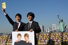 お台場にある自由の女神像を前に会見を行ったジャルジャル。