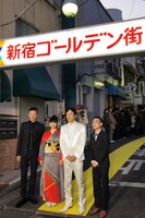 新宿花園神社近くの新宿ゴールデン街にてゴールデンカーペットの上を練り歩いた4名。