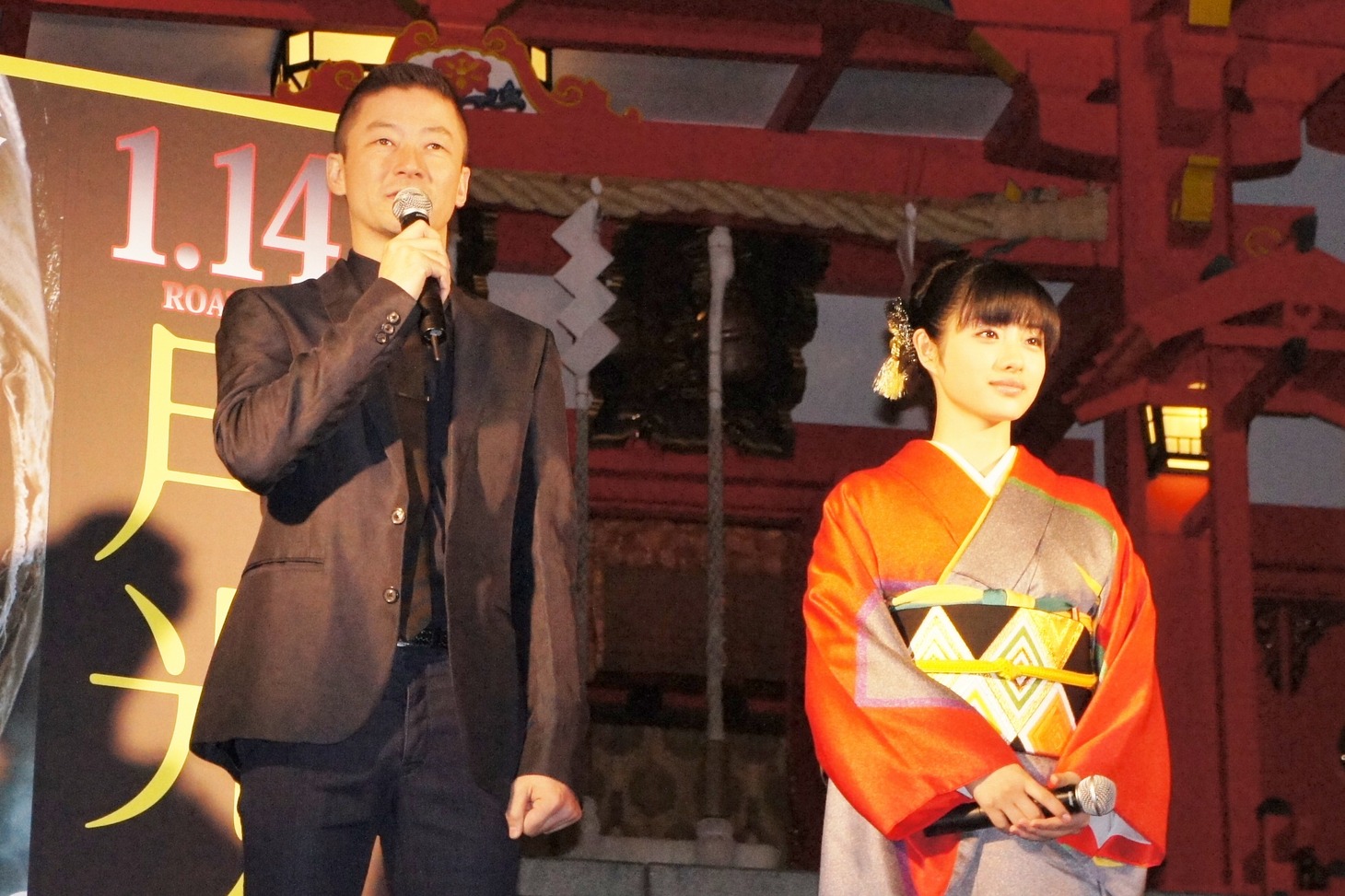 （左から）浅野忠信と石原さとみ。