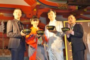 「最速年越し月見そばの丼を手に写真撮影に応じる（左から）浅野忠信、石原さとみ、板尾創路、カラテカ矢部太郎。