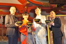 「最速年越し月見そばの丼を手に写真撮影に応じる（左から）浅野忠信、石原さとみ、板尾創路、カラテカ矢部太郎。