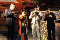 イベント一般来場者に振舞われた「最速年越し月見そば」を自らも試食する４名。