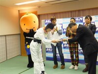 委嘱状は坂本昭文南部町町長より手渡された。(c)吉本興業