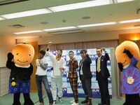 委嘱式にはCOWCOW、楽しんご、南部町のキャラクター・なんぶカッキーズのフーちゃん（右）とユーくん（左）も登場。(c)吉本興業