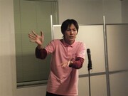 委嘱式後、鳥取移住後2度目となる単独ライブ「なんでそげなシャツ選ぶだ？」を行ったユウト。(c)吉本興業