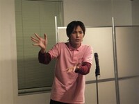 委嘱式後、鳥取移住後2度目となる単独ライブ「なんでそげなシャツ選ぶだ？」を行ったユウト。(c)吉本興業