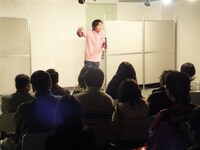 単独ライブでさっそく大国主の再生神話を現代風に伝える漫談を披露したユウト。(c)吉本興業