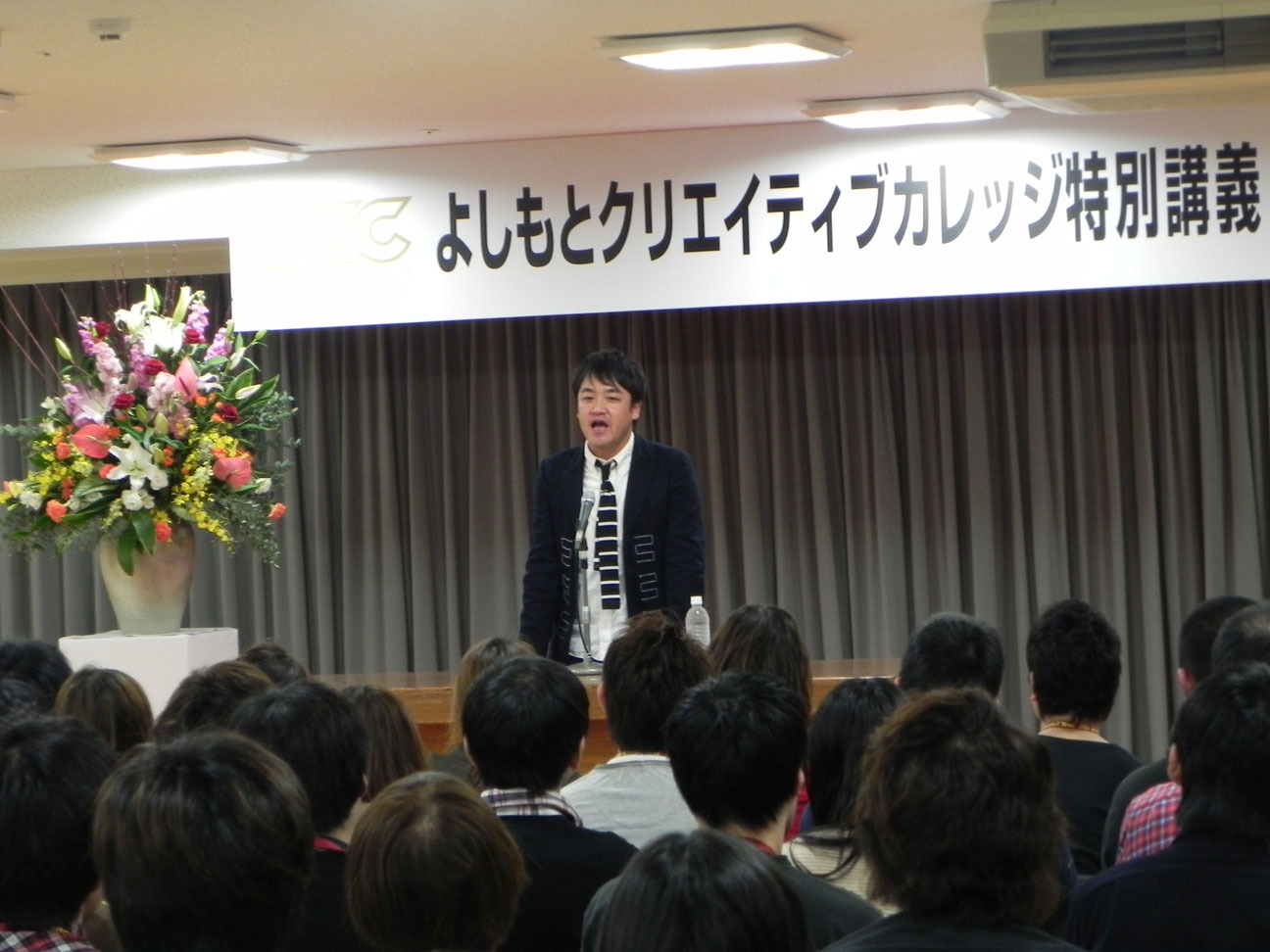 よしもとクリエイティブカレッジ大阪で行われた「YCC特別講義体験＆学院説明会」のたむらけんじ講義の様子。(c)吉本興業