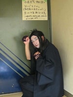 小道具などを置いてはいけないところで組紐屋の竜のポーズをとるレイザーラモンRG。