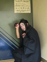 小道具などを置いてはいけないところで組紐屋の竜のポーズをとるレイザーラモンRG。