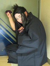 暗がりで組紐屋の竜のポーズをとるレイザーラモンRG。